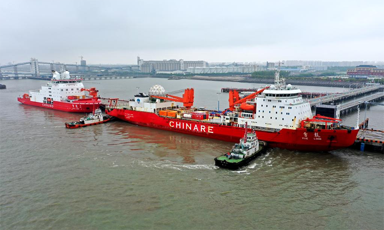 Hai tàu phá băng của Trung Quốc trở về Thượng Hải sau chuyến thám hiểm Nam Cực. Ảnh: Xinhua