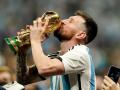 Dưới đáy cúp vàng World Cup có gì?