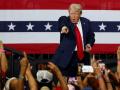 Ông Trump dẫn trước bà Harris, trở lại nơi bị bắn để vận động tranh cử