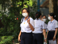 Thi vào lớp 10 ở TP.HCM: Phụ huynh, học sinh ôm nhau khóc vì... điểm thấp