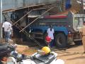 Xe ben tự trôi dốc, lao vào tiệm sửa xe và hiệu thuốc