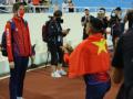 Giành HCV SEA Games 31, VĐV điền kinh Việt Nam làm hành động này ngay giữa sân Mỹ Đình khiến cư dân mạng trầm trồ