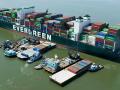 Giải cứu tàu container mắc kẹt một tháng