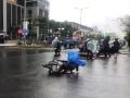 Gió lớn quật ngã hàng loạt người, xe máy đang chạy trên đường phố Tuy Hòa