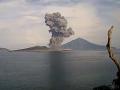 Núi lửa Anak Krakatoa ở Indonesia phun trào, cột tro cao tới 3.000m