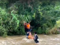 Cứu 6 người mắc kẹt bên bờ suối