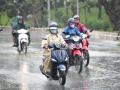 TP.HCM mưa to ào ào giờ đi làm, người dân đội mưa đến công sở