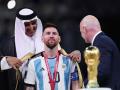Giải mã ý nghĩa chiếc áo choàng đen được Messi khoác khi vô địch World Cup 2022