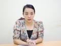 chan-dung-nu-nhan-vien-van-phong-xinh-dep-di-sh-giat-tien-cua-nhan-vien-cay-xang