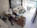 "Đạo chích" đột nhập cửa hàng điện thoại, lấy trộm tài sản trị giá 1,5 tỉ đồng
