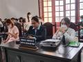 Các luật sư đại diện ủy quyền cho hoa hậu Thùy Tiên tại tòa. (Ảnh: VNN) Tiếp tục phiên tòa, HĐXX đọc quyết định nhập 2 vụ án vào làm một của Chánh án TAND quận Gò Vấp.  Trước quyết định này, đại diện của bà Đặng Thùy Trang không đồng ý và cho rằng việc này không đúng tố tụng, bởi 2 vụ án là 2 mối quan hệ khác nhau.  Đại diện của bà Trang cũng cho rằng, sau khi nộp đơn chỉ được tòa triệu tập đến làm việc một lần. Trước ý kiến này, HĐXX cho biết, tòa đã nhiều lần liên lạc với bà Trang qua địa chỉ bà Trang cun