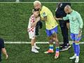 Neymar khóc sau khi bị loại, con trai Perisic chạy đến an ủi