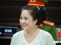 Bà Nguyễn Phương Hằng tươi cười, ôm lấy nhân viên tại tòa