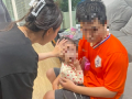 Giải cứu thành công bé gái 2 tuổi bị mắc kẹt trong căn hộ chung cư ở tầng 16