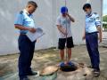 Thọc cây kiểm tra bồn chứa nhiều cửa hàng 'hết xăng', đúng là 'khô bồn'