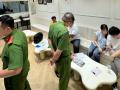 Công an kiểm tra quán cà phê "hẹn hò" dùng gương một chiều để ghép đôi ở TP.HCM