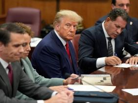 Ông Trump 'chơi dao hai lưỡi' khi đóng vai nạn nhân