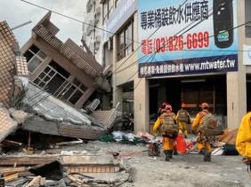 Trận động đất mạnh nhất trong vòng 25 năm qua làm rung chuyển Đài Loan và bật cảnh báo sóng thần tại Đài Loan, Nhật Bản, Philippines.