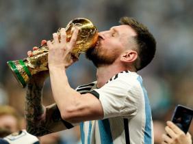 Dưới đáy cúp vàng World Cup có gì?