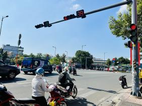 Chạy thẳng đèn đỏ ở ngã ba không đường giao cắt: Người Sài Gòn thắc mắc sao bị CSGT phạt?