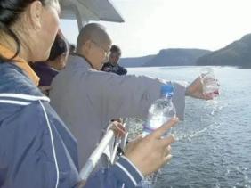 Đổ hàng trăm chai nước xuống sông giữa nắng nóng kỷ lục tại Trung Quốc