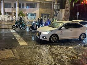 Về cơn mưa tối qua 11-12, ông Quyết cho biết có nơi mưa lên tới hơn 50mm. Số liệu đo cho thấy tại Hóc Môn (TP.HCM) mưa 51,4mm, Đức Hòa (Long An) 51mm, Nhà Bè (TP.HCM) 31,6mm. Một số nơi có thể mưa lớn hơn nhưng không trúng vị trí có trạm đo. Còn bà Lê Thị Xuân Lan, nguyên phó trưởng phòng dự báo Đài khí tượng thủy văn khu vực Nam Bộ, nhận định đây là áp thấp đầu tiên của năm 2025. Hình thái này khiến thời tiết biển rất xấu. Ngoài ra sẽ gây mưa trái mùa cho vùng ven biển Nam Bộ, Nam Trung Bộ. Toàn bộ tàu t