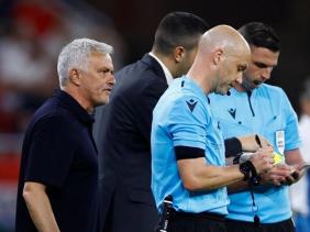 HLV Mourinho chính thức nhận án phạt sau hành vi lăng mạ trọng tài ở chung kết Europa League