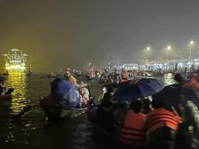 Hàng chục ngàn du khách đội mưa trẩy hội chùa Hương