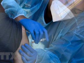 Mỹ tiêm mũi 2 vaccine COVID-19 thể lưỡng trị cho người cao tuổi