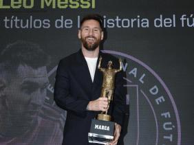 Messi vượt qua Ronaldo và Pele giành danh hiệu Cầu thủ xuất sắc nhất lịch sử