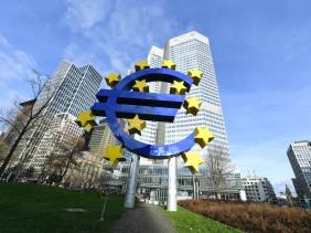 Các nước EU chìm trong nợ nần