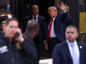 Cựu tổng thống Mỹ Donald Trump đến New York chuẩn bị hầu tòa