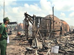 Cháy 25 lò hầm than, nhiều hộ dân không còn nhà ở