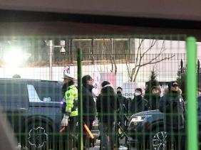 Giằng co giữa quân đội và điều tra viên bên ngoài dinh Tổng thống Hàn Quốc