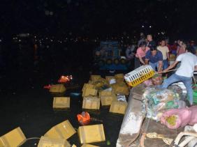 Tàu chở 70 tấn hàng bị lật ở cảng Phan Thiết