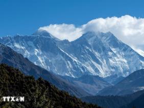 Vì sao ngọn núi cao nhất thế giới Everest vẫn tiếp tục cao thêm?