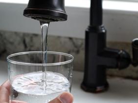 Gần 50% nước uống ở Mỹ có thể chứa "hóa chất vĩnh cửu" độc hại