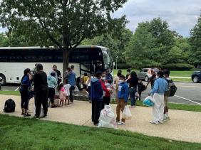Thống đốc Texas chuyển người nhập cư đến New York