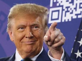 Ông Trump nói gì sau khi bị đối thủ công kích chuyện tuổi tác?