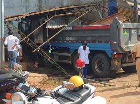 Xe ben tự trôi dốc, lao vào tiệm sửa xe và hiệu thuốc