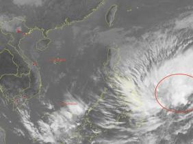 Áp thấp nhiệt đới gần Biển Đông có khả năng mạnh lên thành bão
