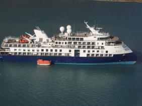 Du thuyền chở 206 người mắc cạn ở Greenland