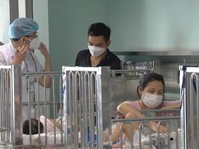 Cha mẹ cần làm gì khi trẻ mắc Adenovirus?