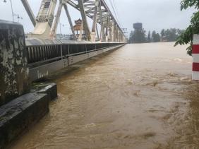 Cận cảnh ngành Đường sắt điều 19 toa tàu chở đá giữ cầu Bạch Hổ giữa dòng lũ sông Hương