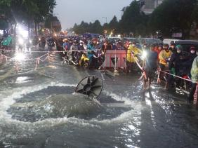 Vì sao mưa liên tục gây ngập nhiều tuyến đường ở TPHCM và các tỉnh Nam bộ?