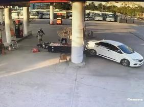 Ô tô lùi đâm đổ trụ bơm xăng ở Hà Nội