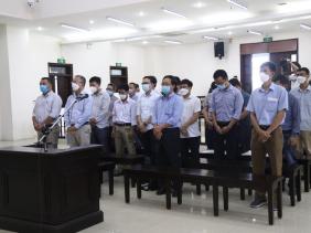 Về dân sự, toà sơ thẩm buộc các nhà thầu có trách nhiệm liên đới bồi thường khoản thiệt hại hơn 800 tỷ đồng. Sau bản án sơ thẩm, 19 bị cáo (trong tổng số 36 bị cáo trong vụ án) và các đơn vị có quyền lợi, nghĩa vụ liên quan kháng cáo. Phiên tòa do thẩm phán Mai Anh Tài làm chủ tọa và có hai thẩm phán dự khuyết. Hơn 25 luật sư tham gia bào chữa cho các bị cáo...