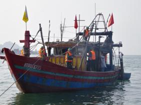 Hà Tĩnh: Liên tiếp bắt giữ 8 thuyền đánh cá bằng giã cào