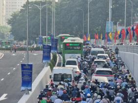 Hà Nội thừa cao ốc, thiếu bãi đỗ xe: Làm hầm chui tắc vẫn hoàn tắc