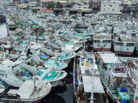 Trung Quốc hủy nhiều chuyến bay và đóng cửa trường học do bão Koinu